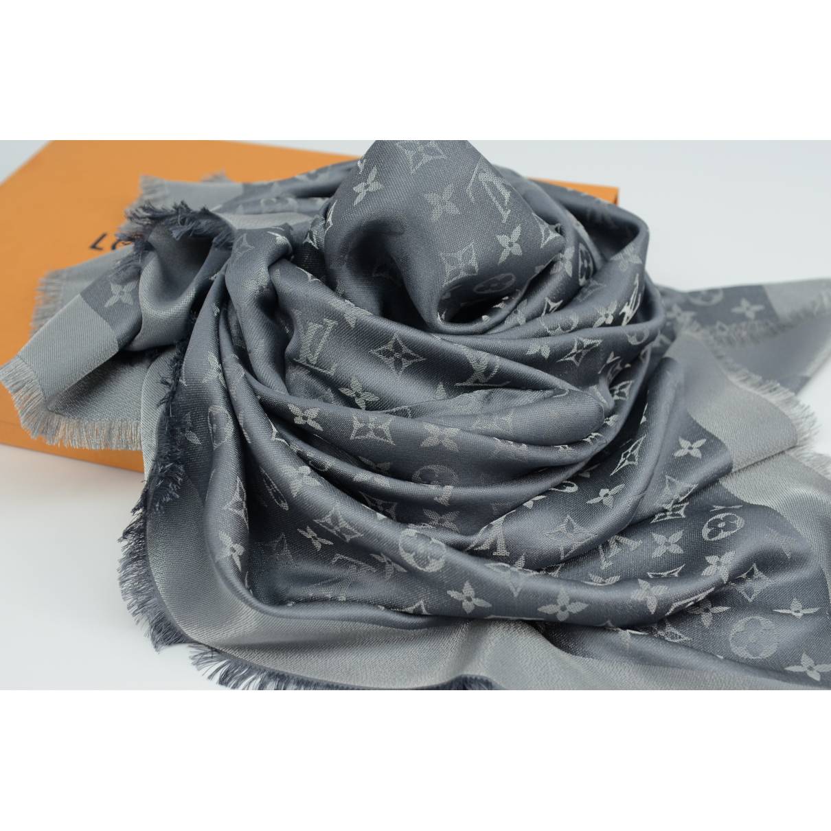 Châle monogram shine silk scarf Louis Vuitton Grey in Silk - 21847638
