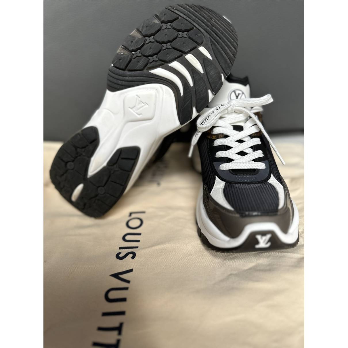 Louis Vuitton Run 55 Sneaker White. Size 34.0