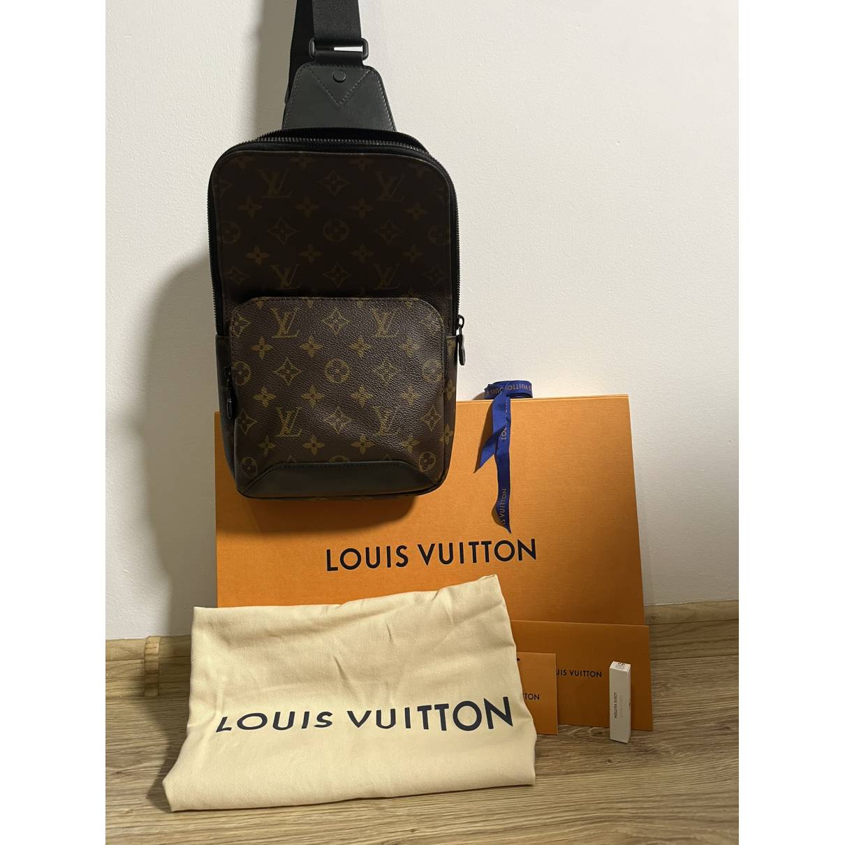 Avenue sling leather bag Louis Vuitton Multicolour in Leather - 34307366