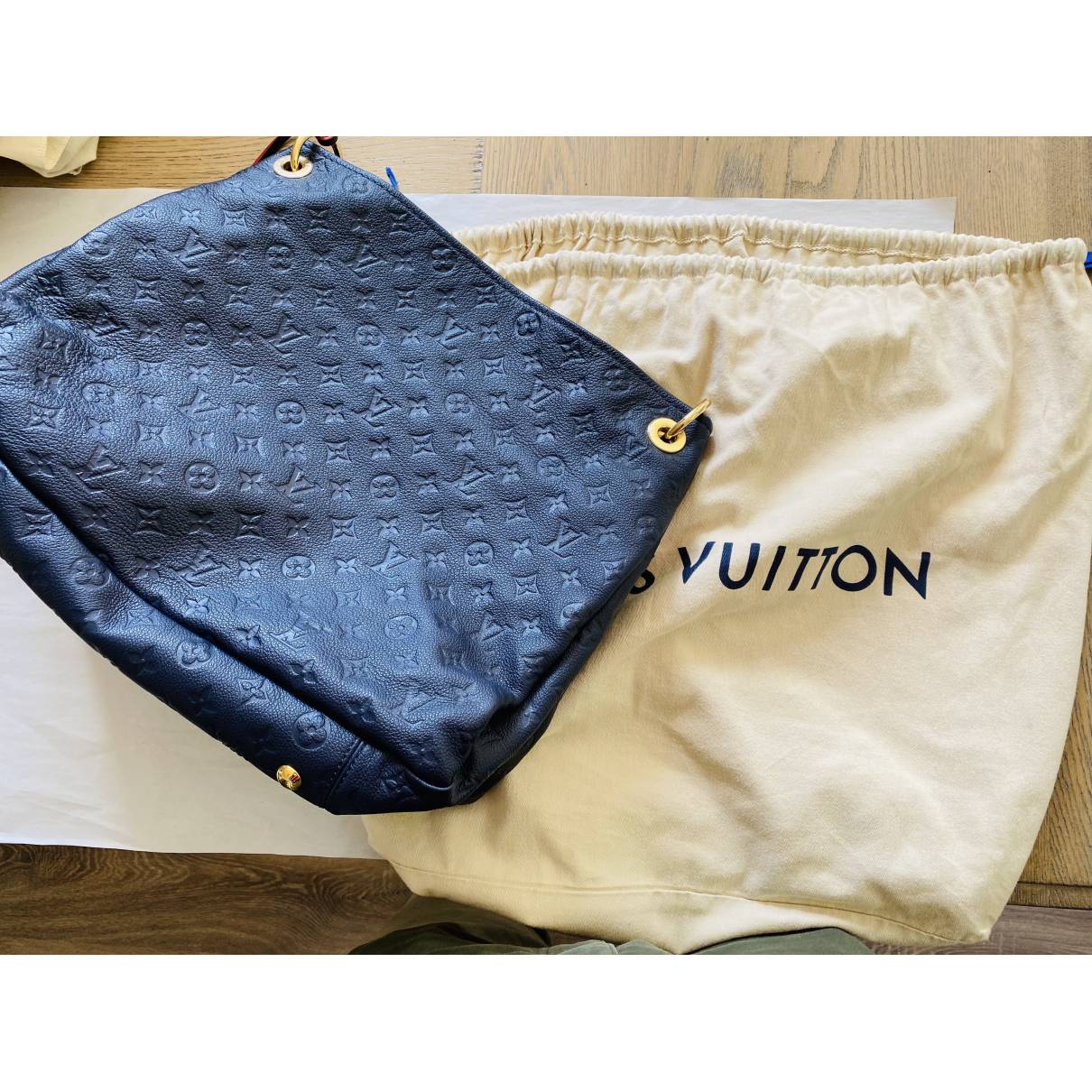 Artsy leather handbag Louis Vuitton Navy in Leather - 23579364