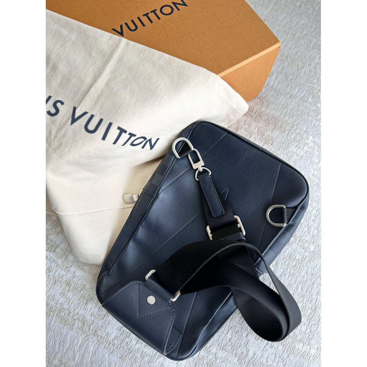 Avenue sling leather bag Louis Vuitton Navy in Leather - 32942756