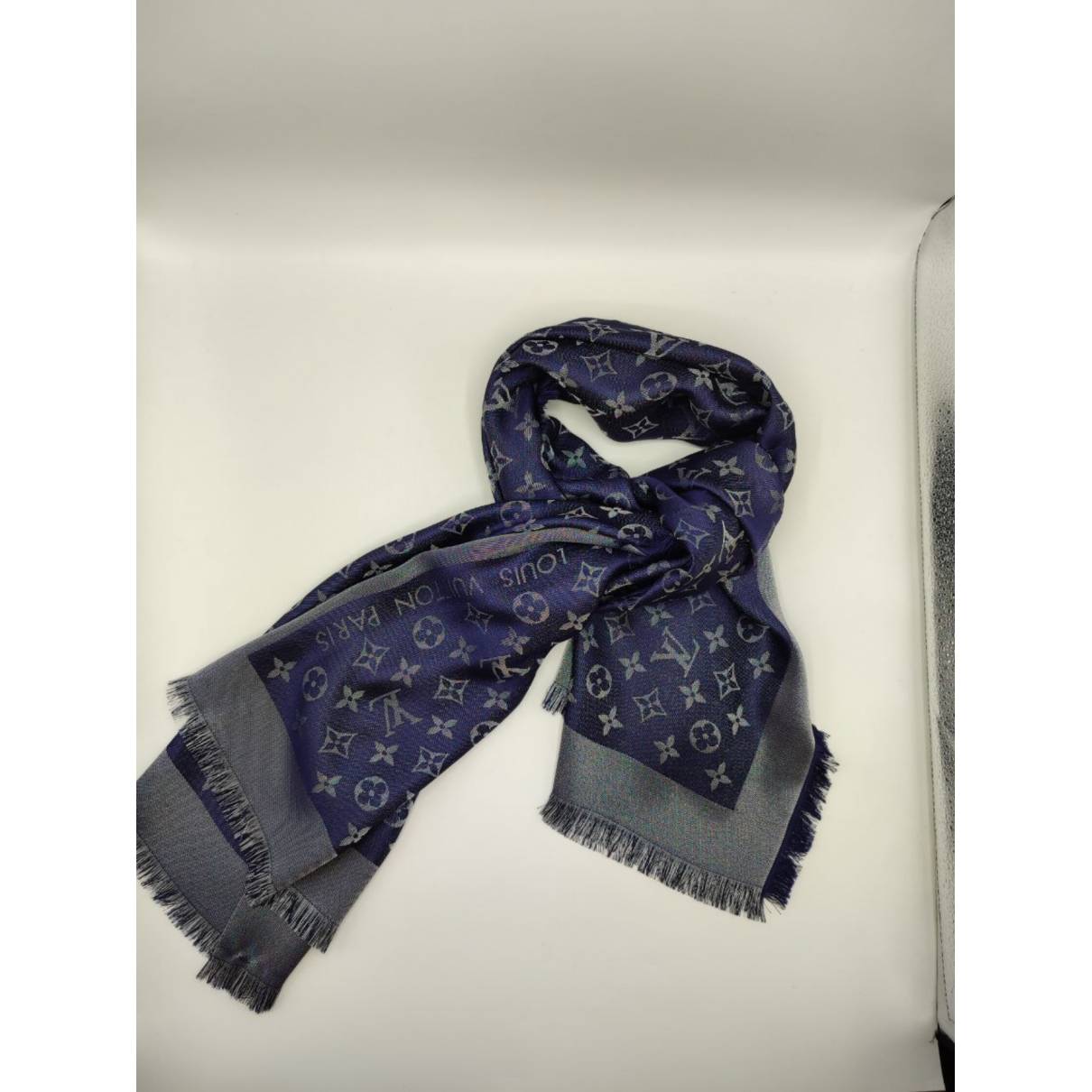 Châle monogram shine silk scarf Louis Vuitton Blue in Silk - 29604508