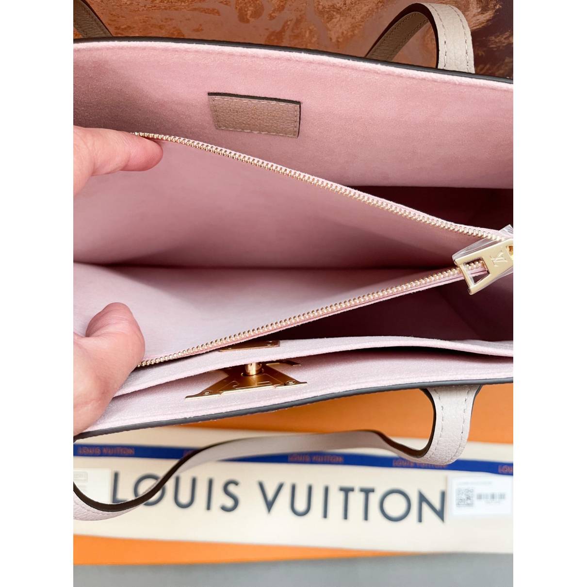 Houston leather handbag Louis Vuitton Pink in Leather - 25086786