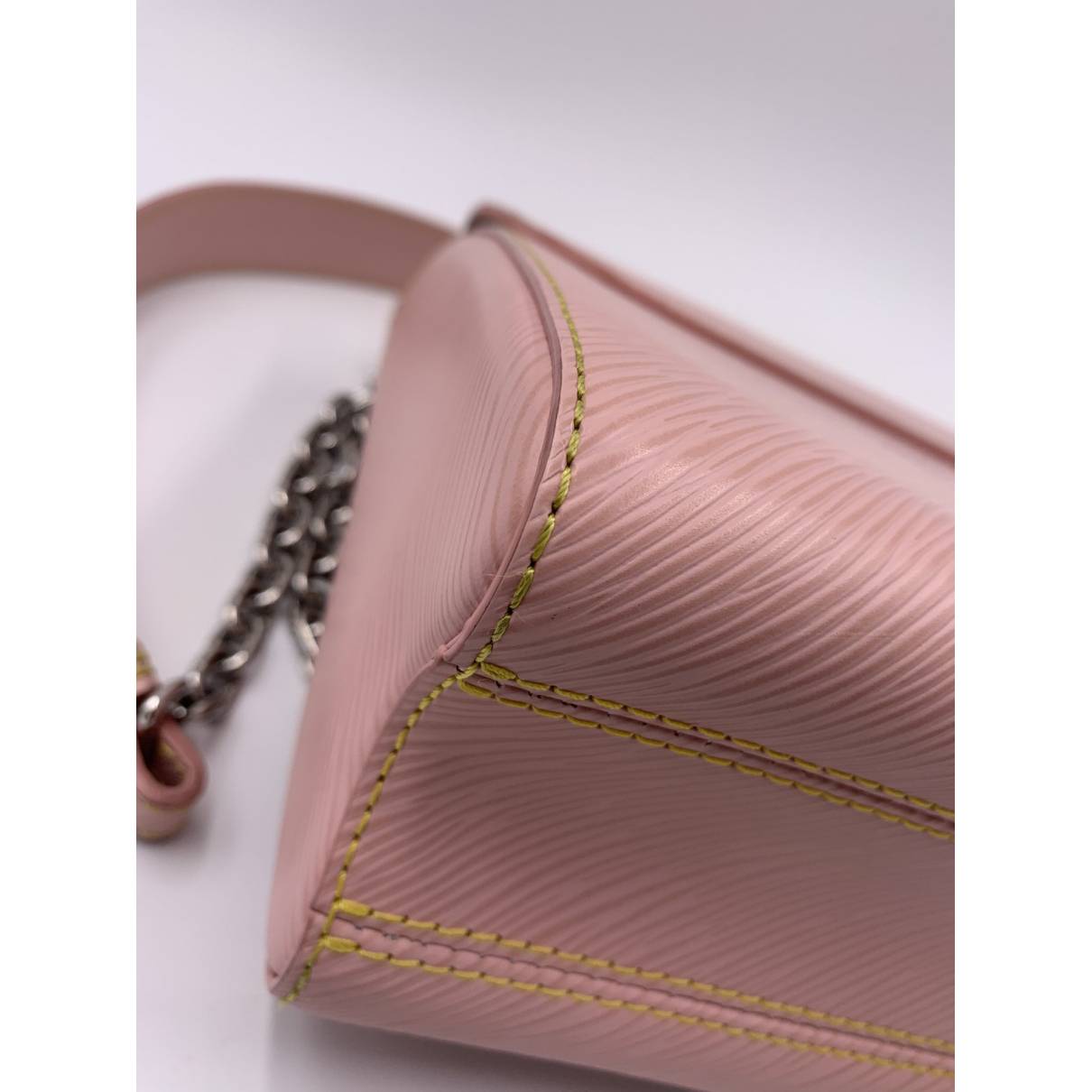 Twist leather crossbody bag Louis Vuitton Pink in Leather - 19983332