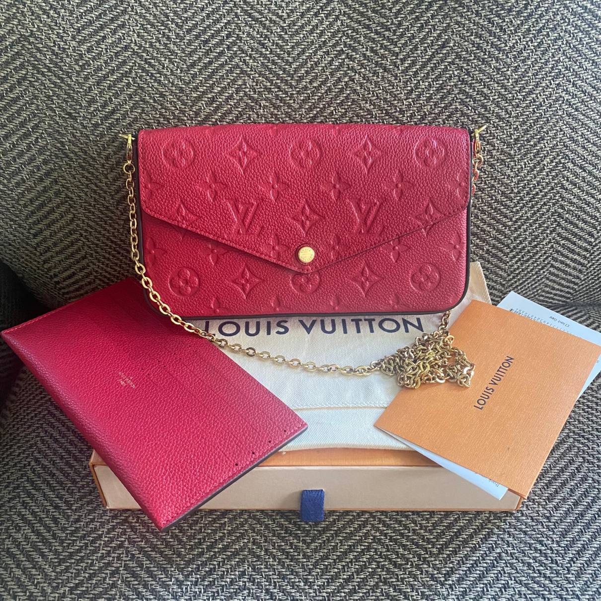 Crossbody leather handbag Louis Vuitton Red in Leather - 25090996
