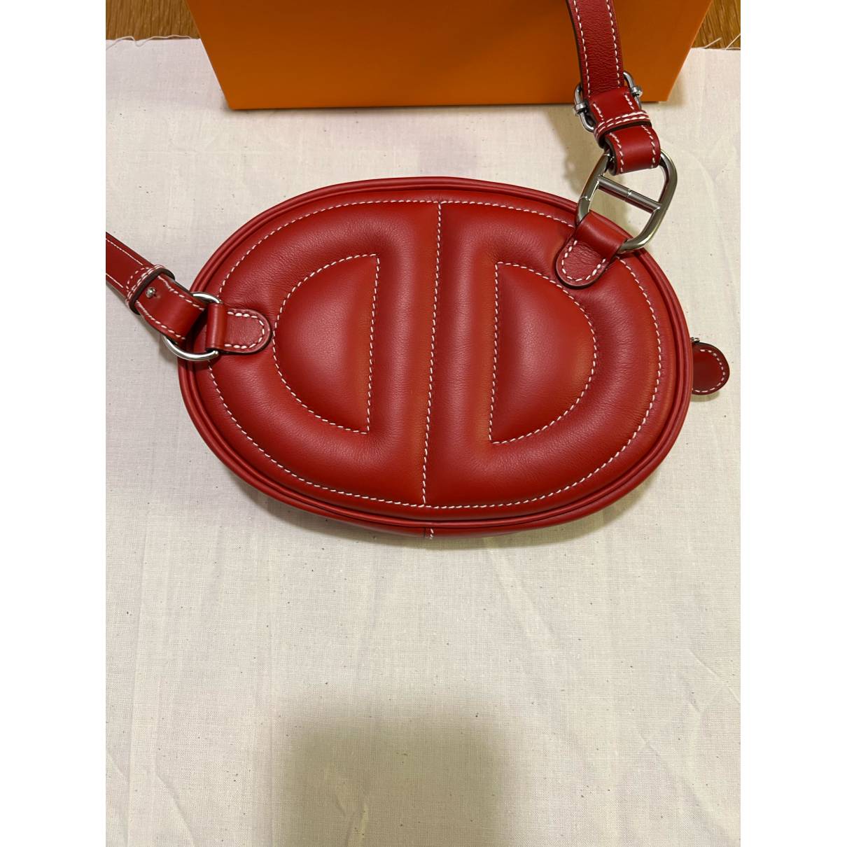 In-the-loop leather crossbody bag Hermès Red in Leather - 18614626