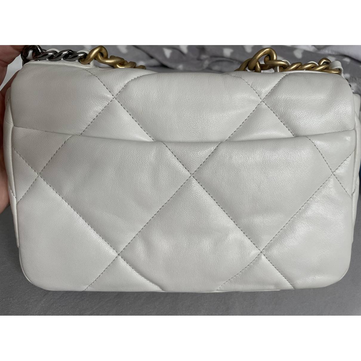 Chanel 19 leather handbag Chanel White in Leather - 35595965