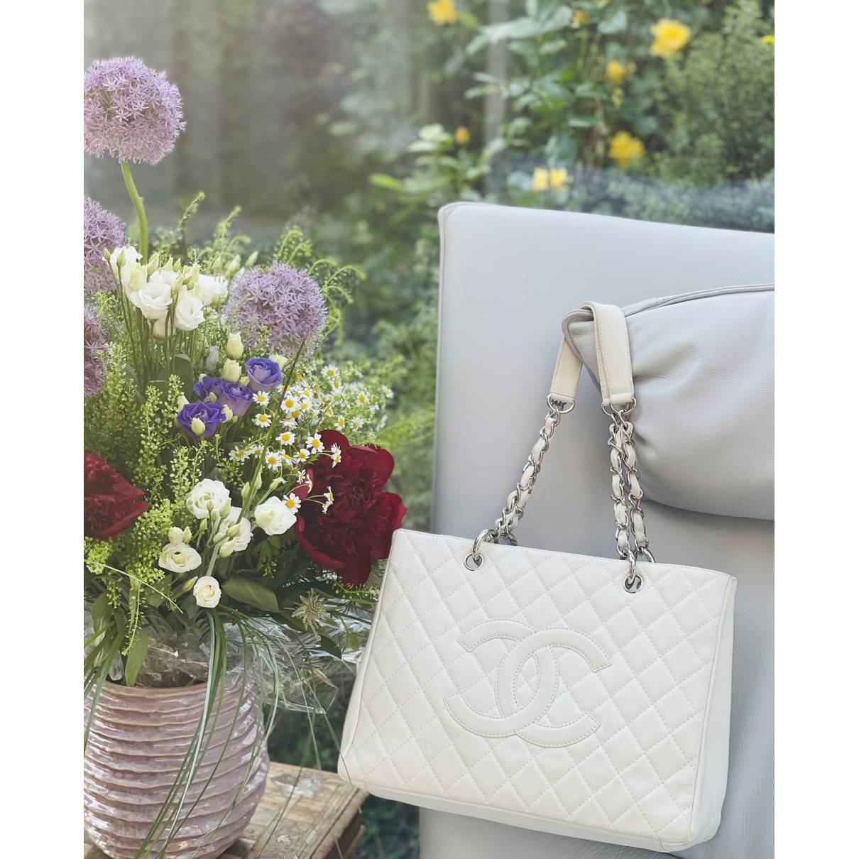 Grand shopping leather tote Chanel White in Leather - 23363768