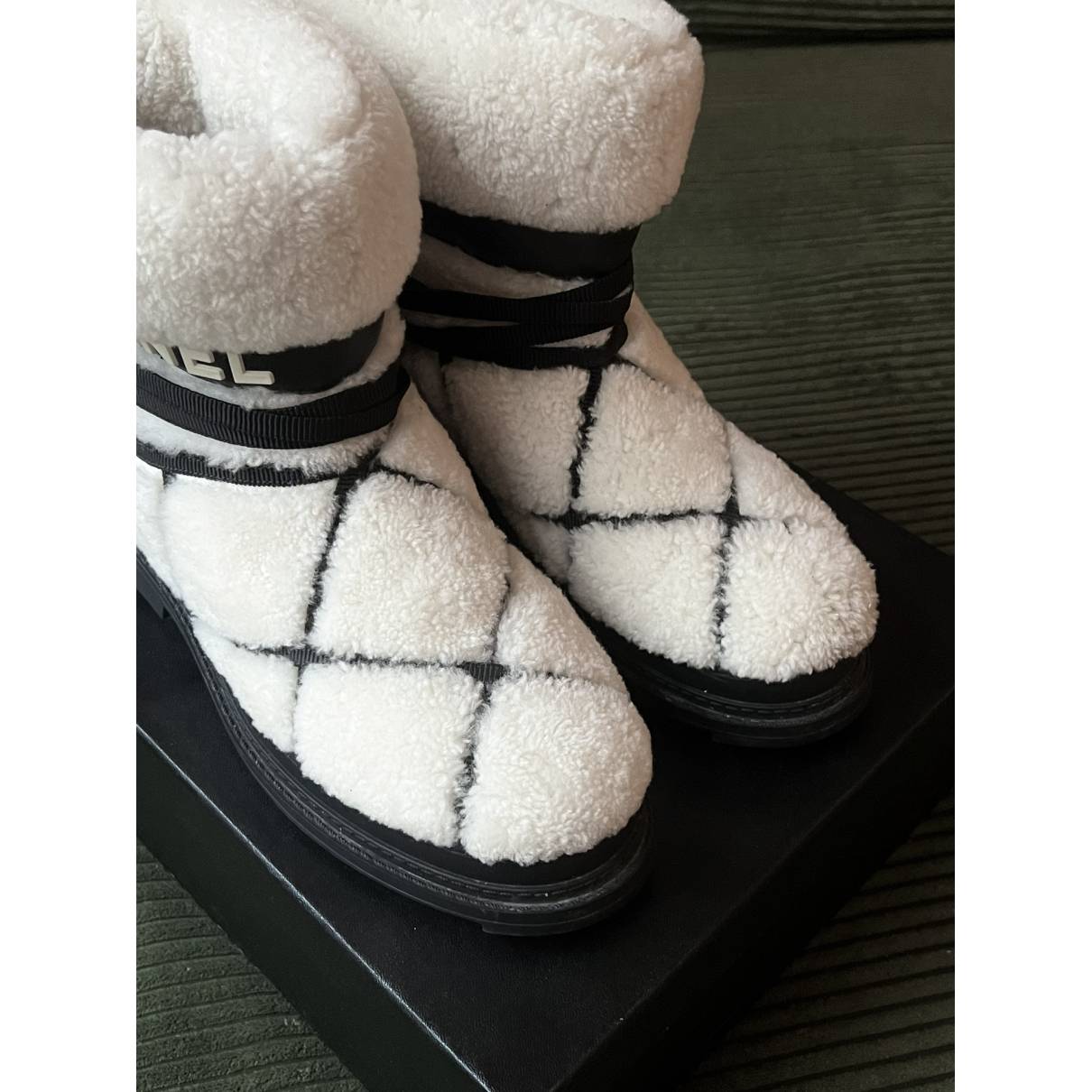 Shearling snow boots Chanel White size 41 EU in Shearling - 38289130