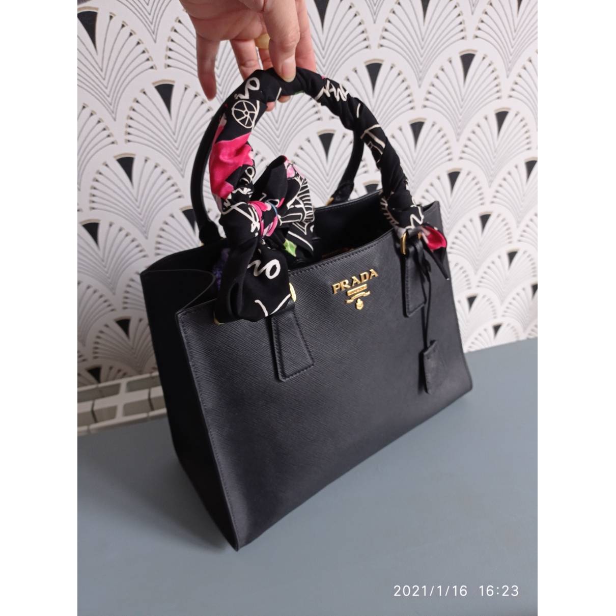 Galleria leather handbag Prada Black in Leather - 16276101