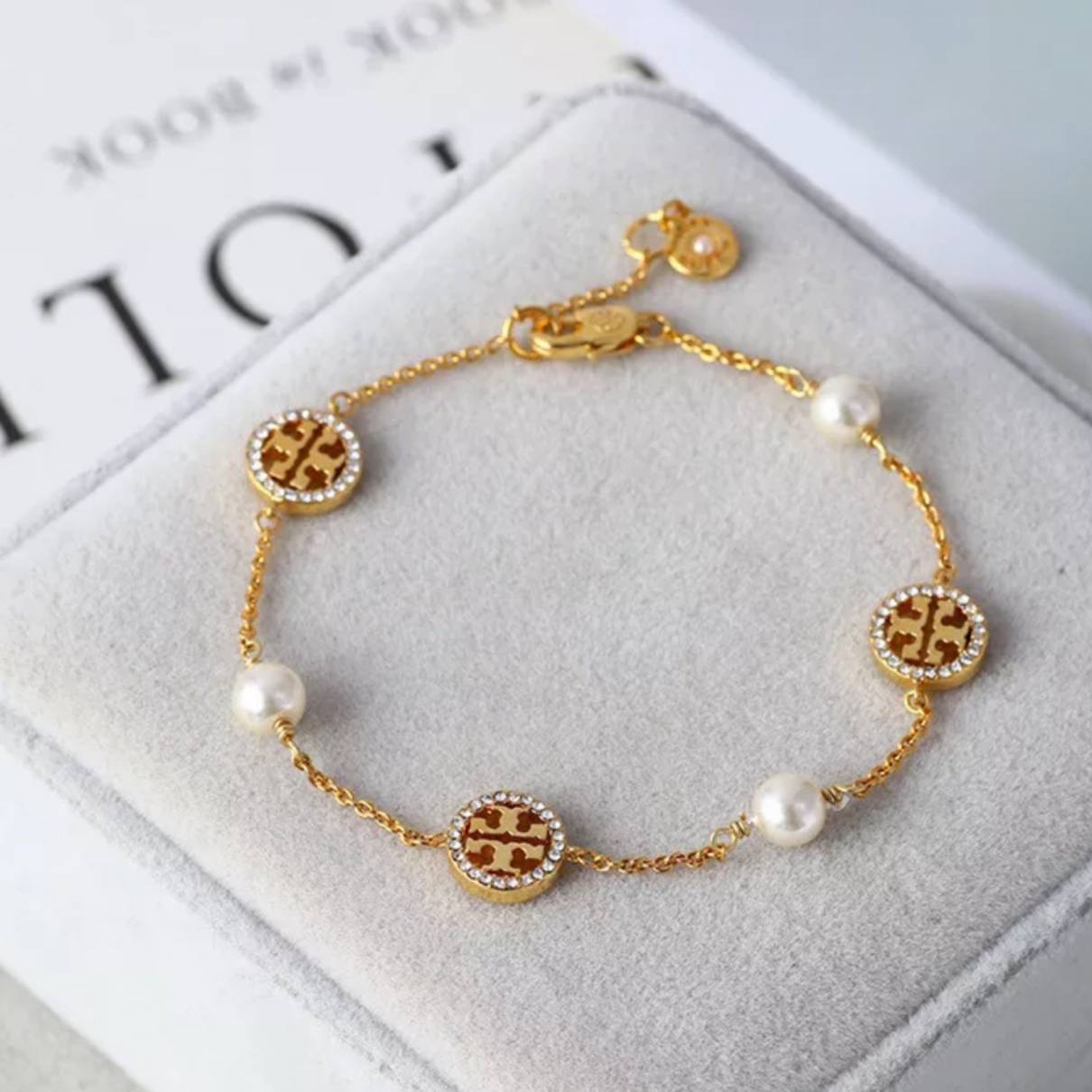 TORY BURCH CRYSTAL & PEARLY DELICATE LOGO BRACELET IN GOLD. NEW 