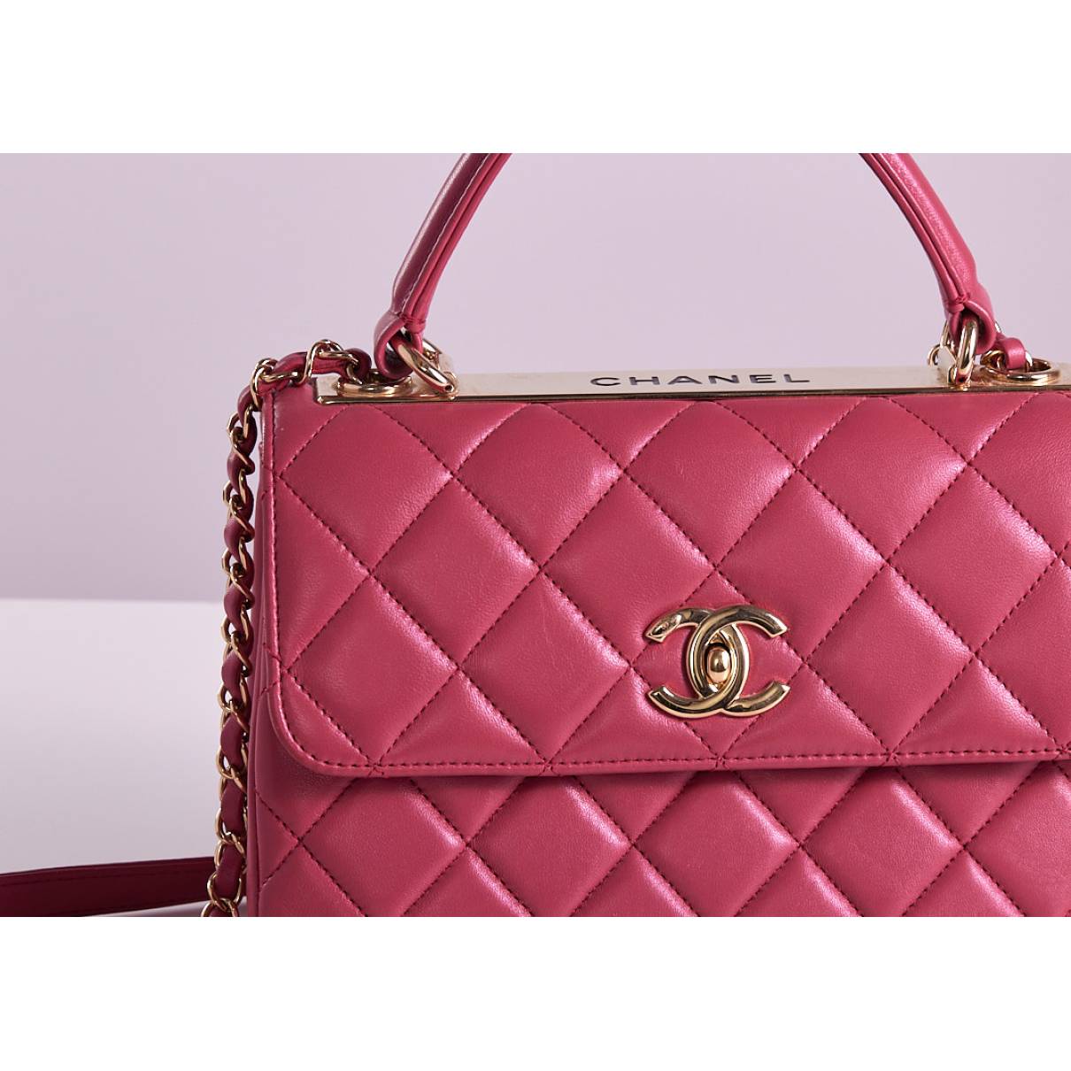 Trendy cc leather handbag Chanel Pink in Leather - 28790789