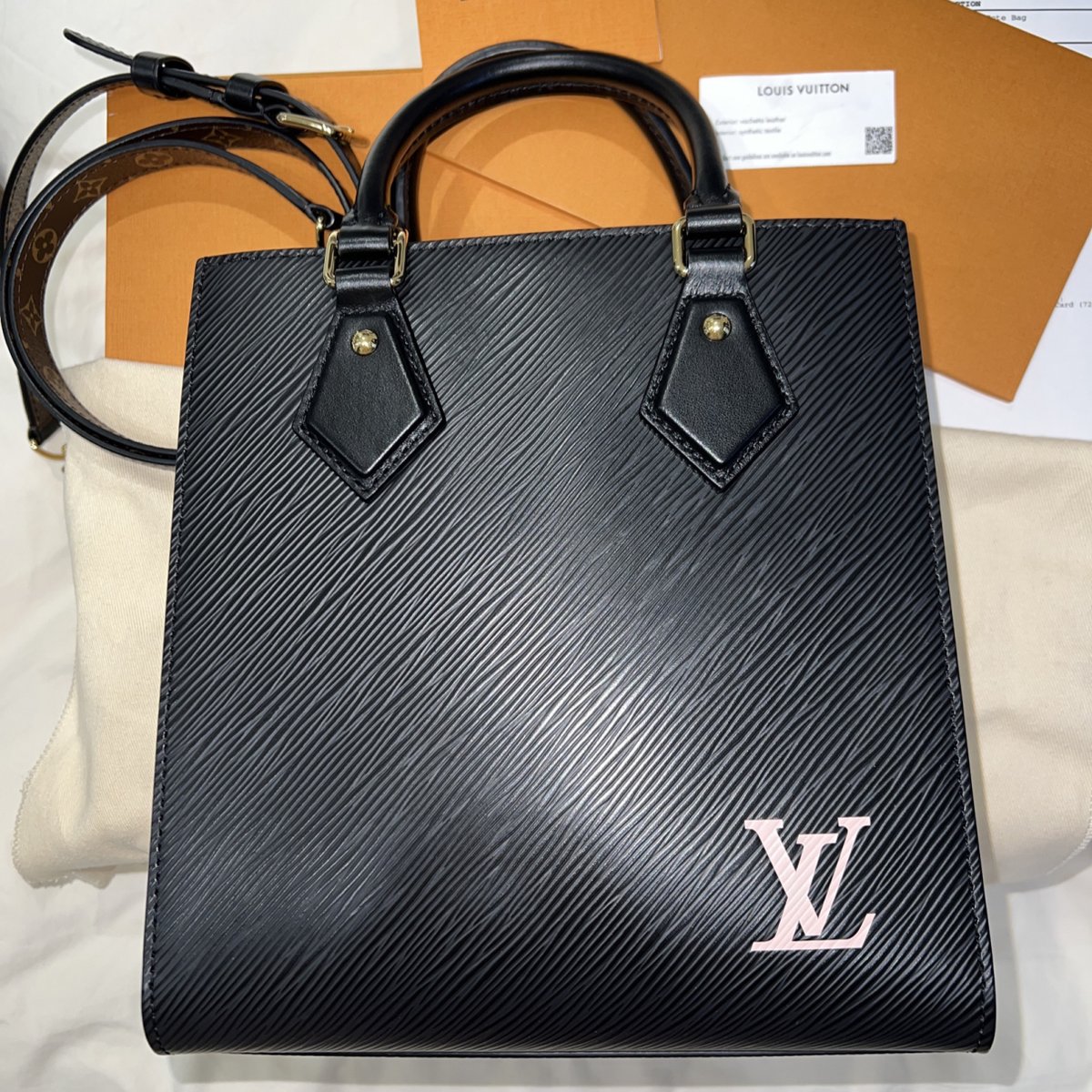Plat leather handbag