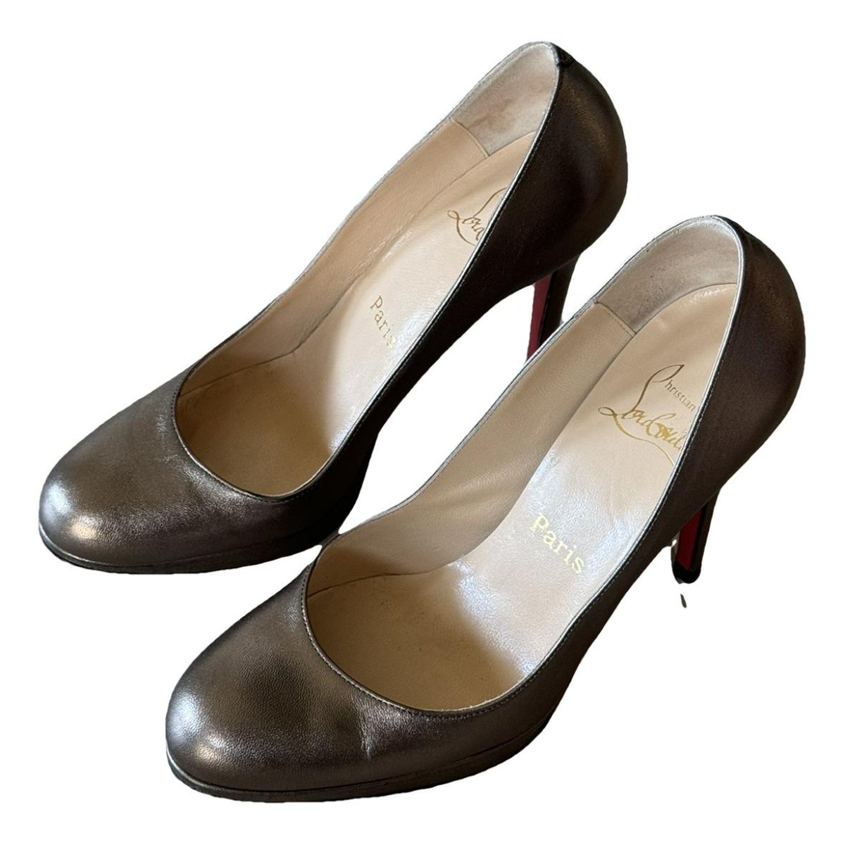 Simple pump leather heels