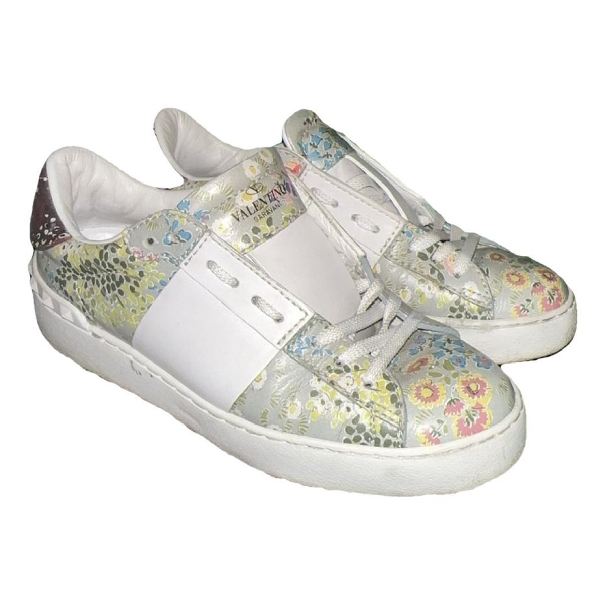 Open patent leather trainers