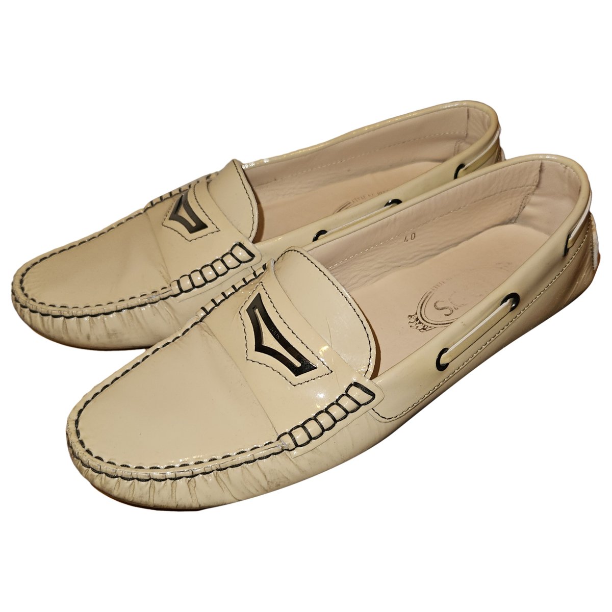Gommino patent leather flats