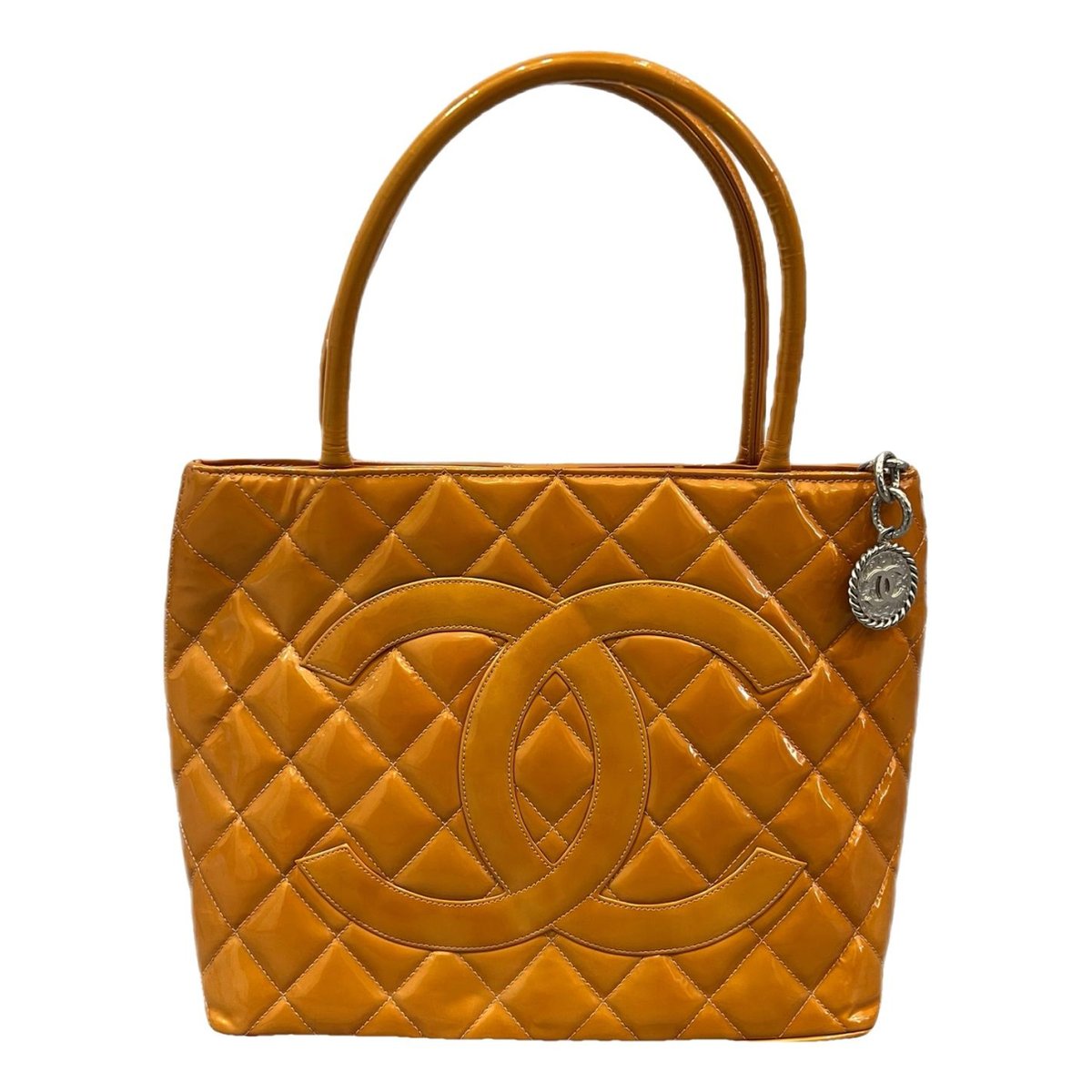 Médaillon patent leather handbag