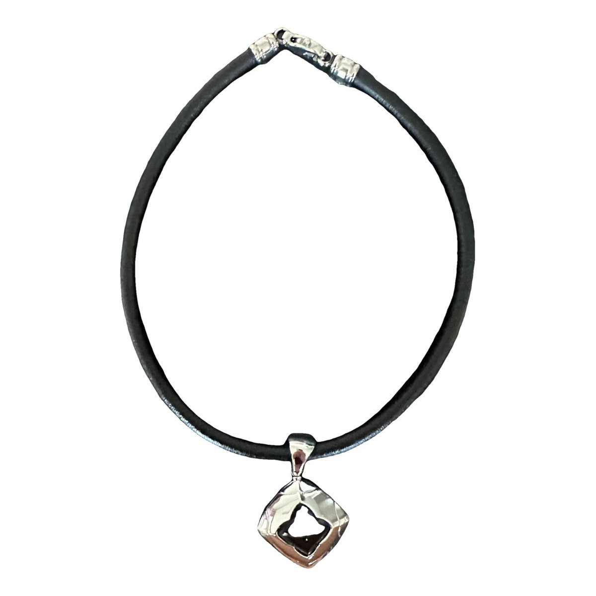 Pyramide white gold pendant