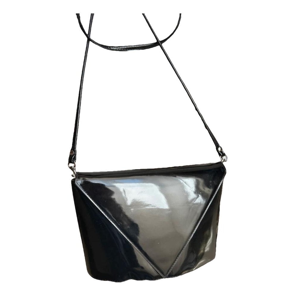 Single patent leather crossbody bag