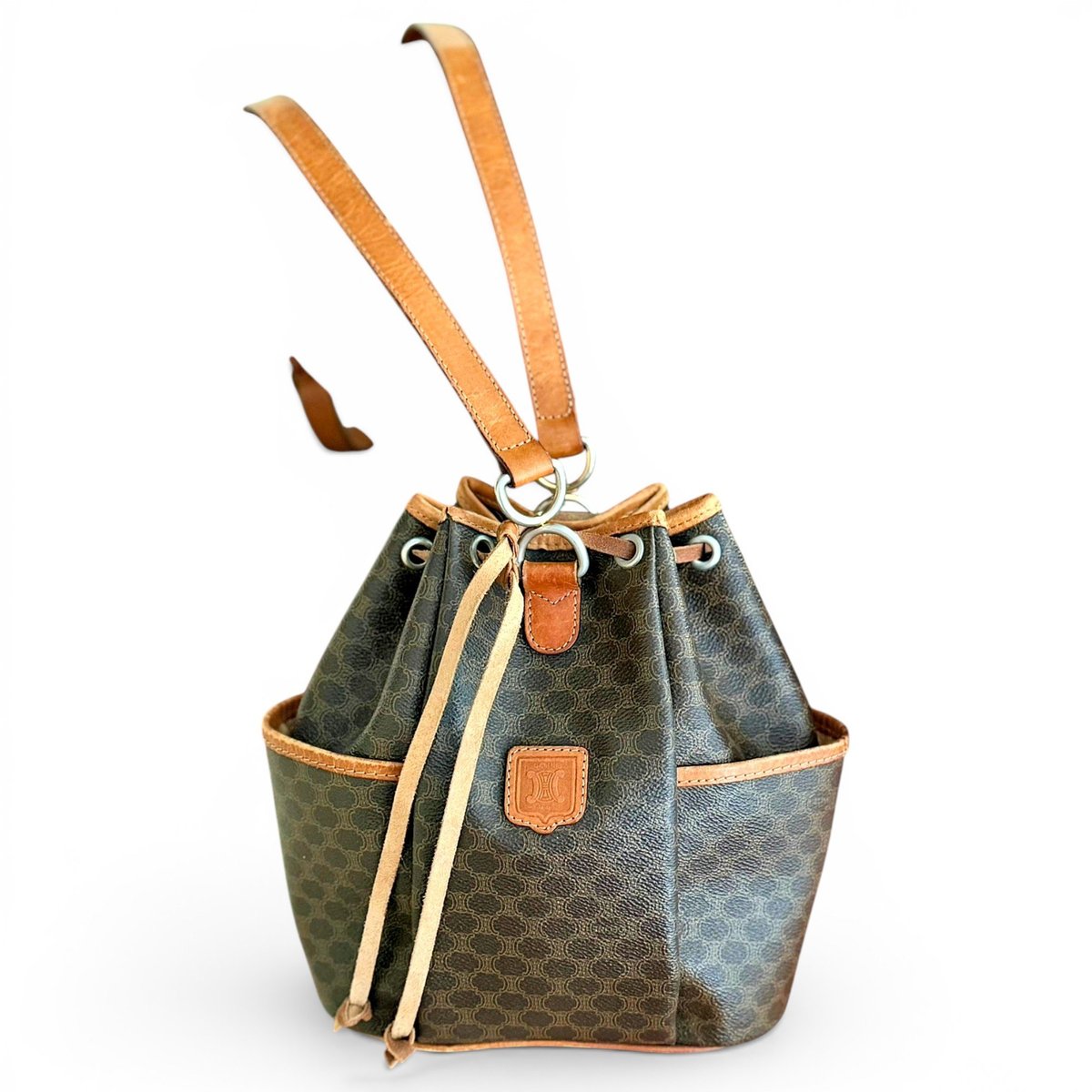 Clasp Bucket leather bag
