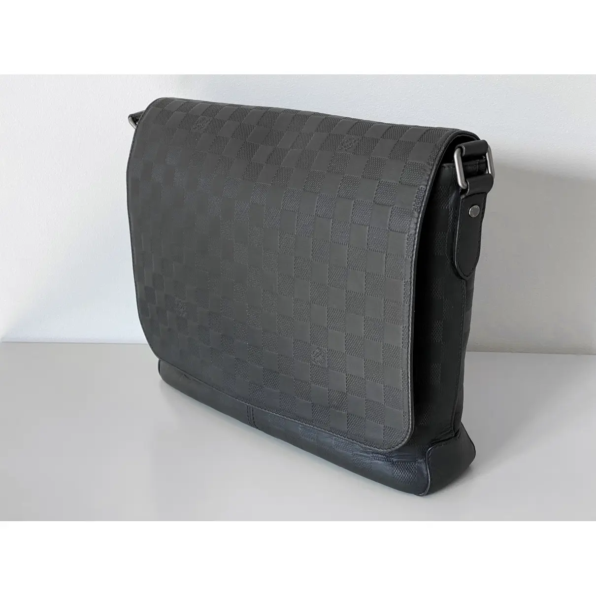 Buy Louis Vuitton District leather bag online