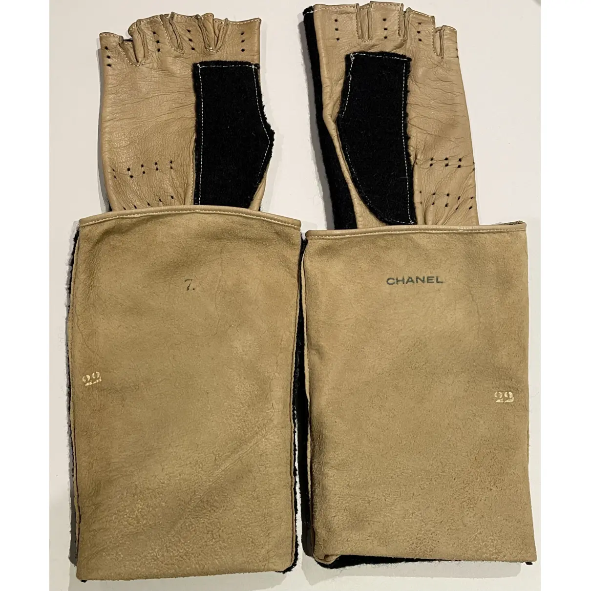 Leather mittens Chanel