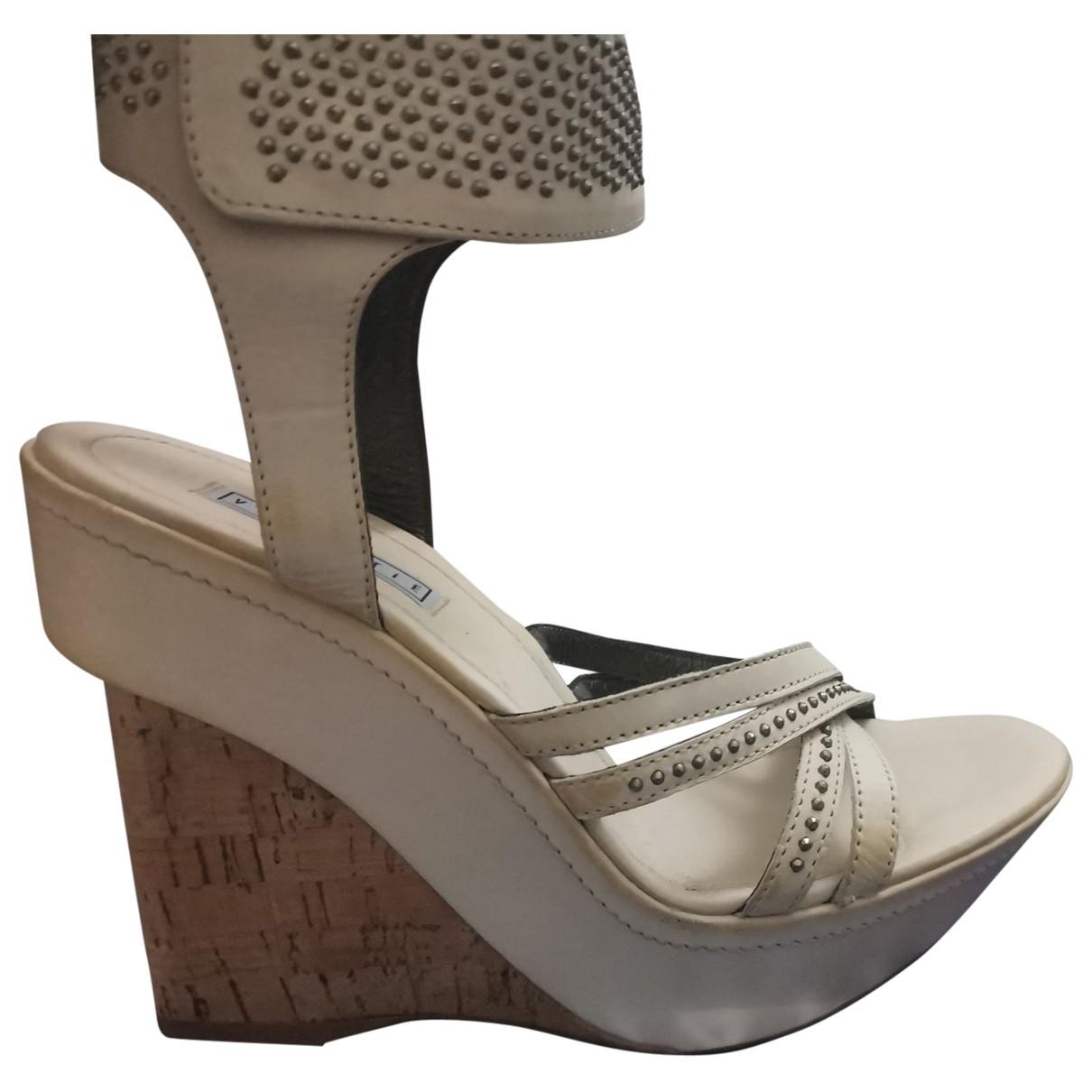 Leather heels Vic Matié