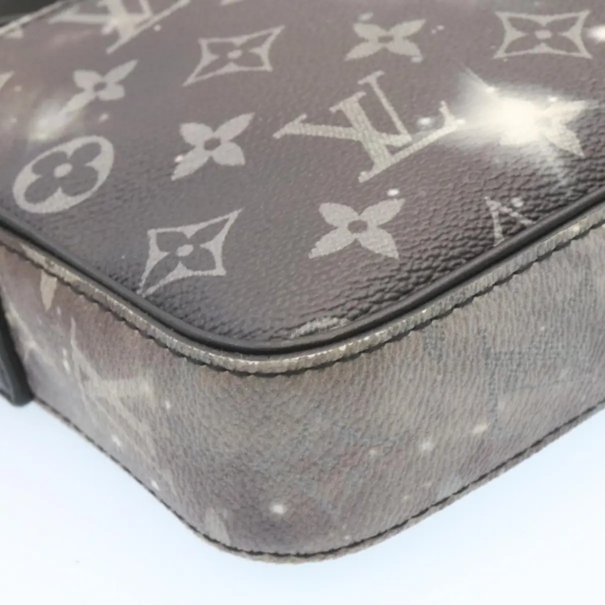 Alpha Messenger cloth handbag Louis Vuitton