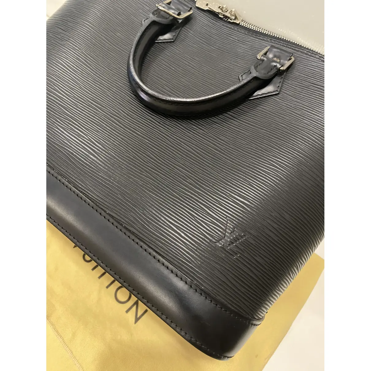 Alma leather handbag Louis Vuitton