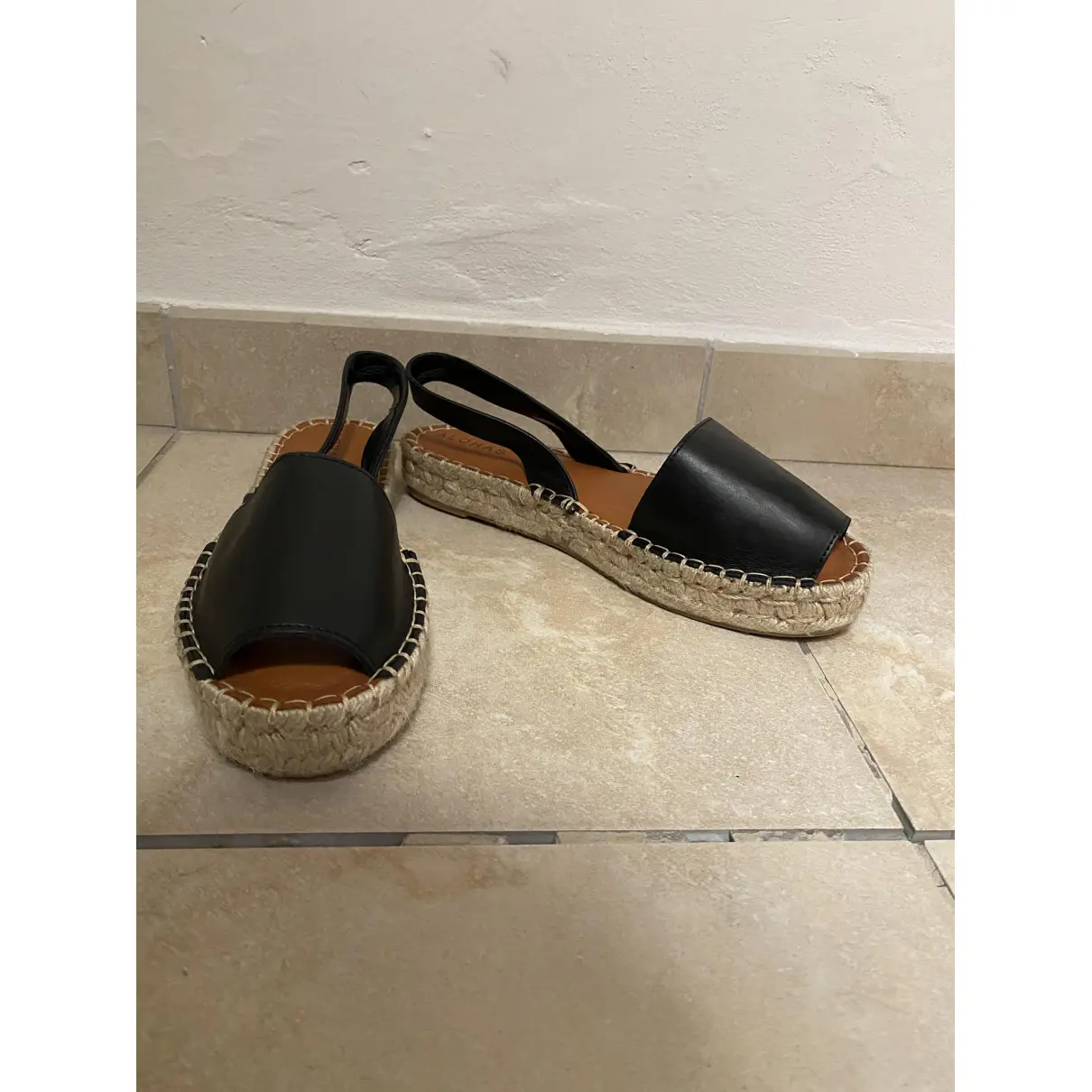 Buy Alohas Leather sandal online