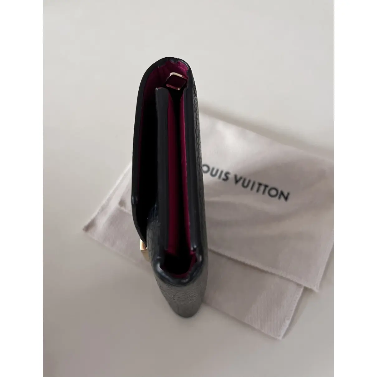 Buy Louis Vuitton Capucines leather wallet online