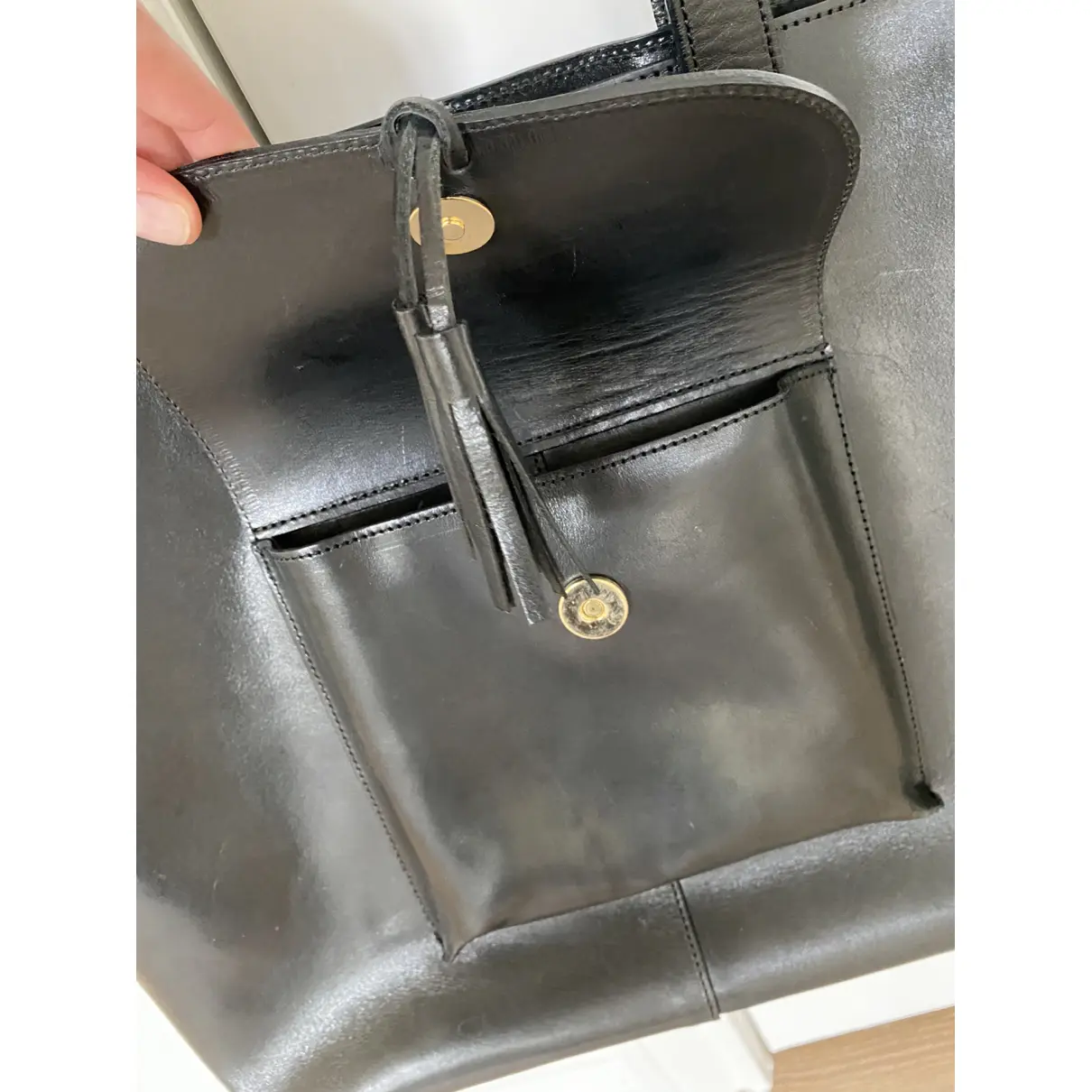 Leather tote Closed