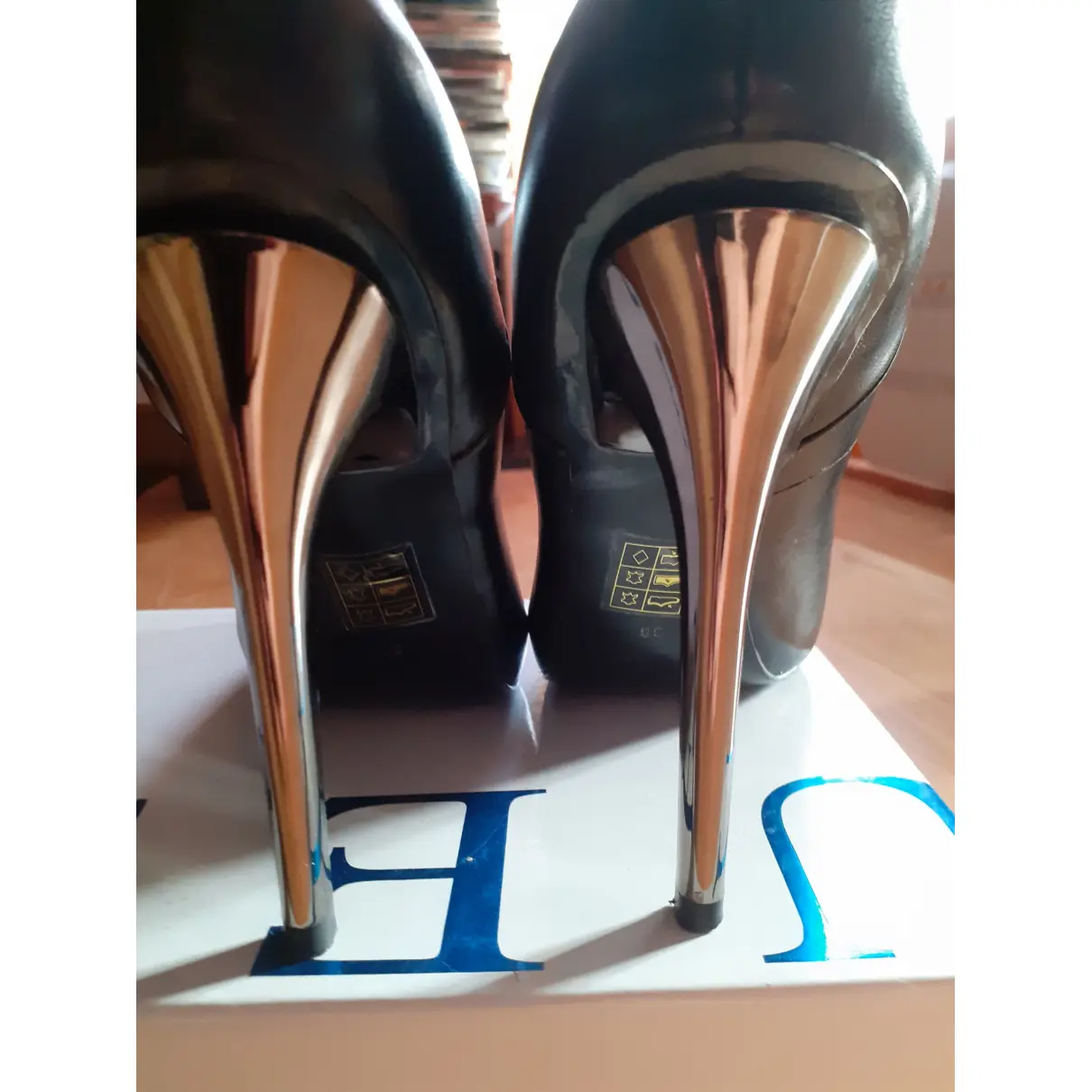 Leather heels GUESS
