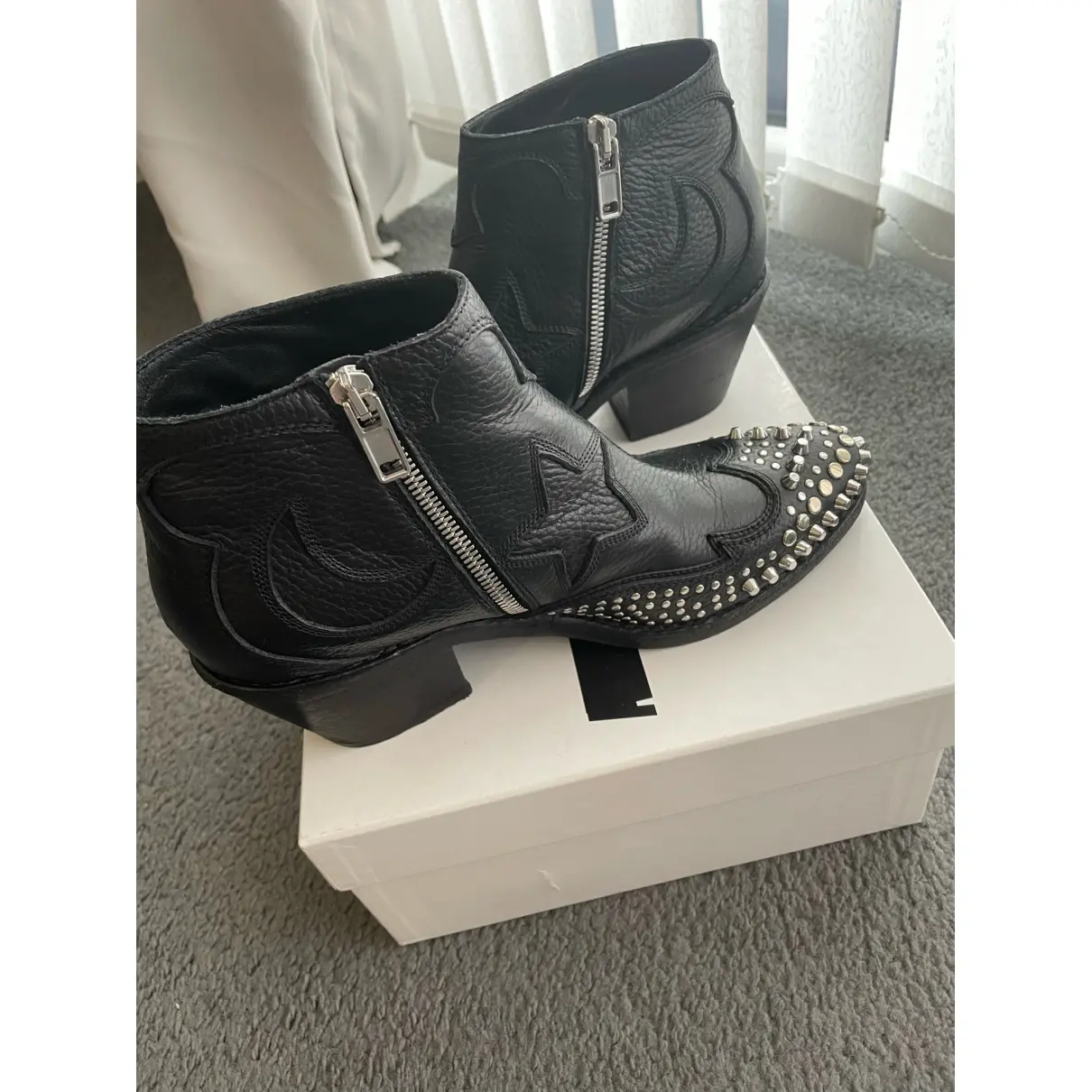 Leather ankle boots Mcq