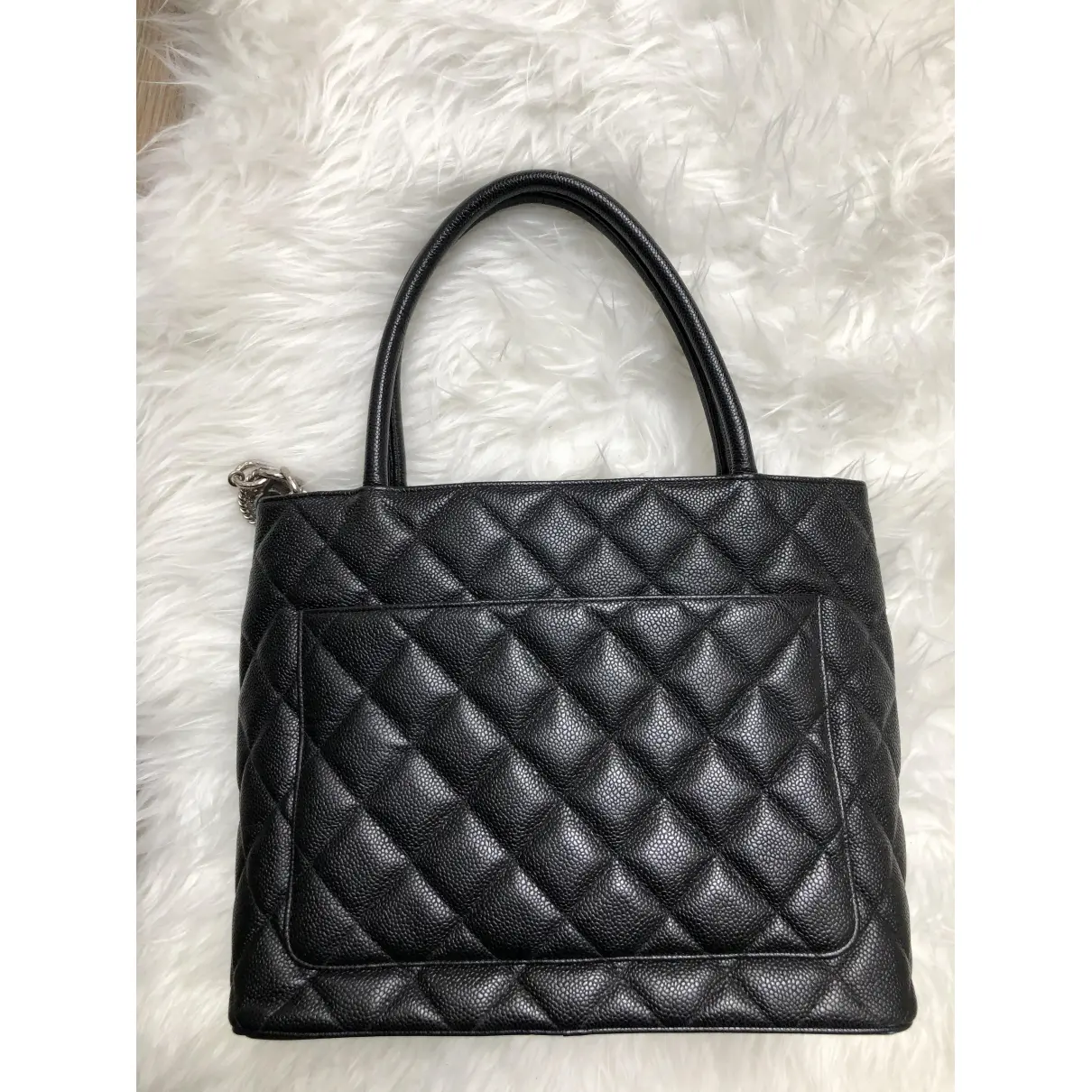 Buy Chanel Médaillon leather handbag online - Vintage