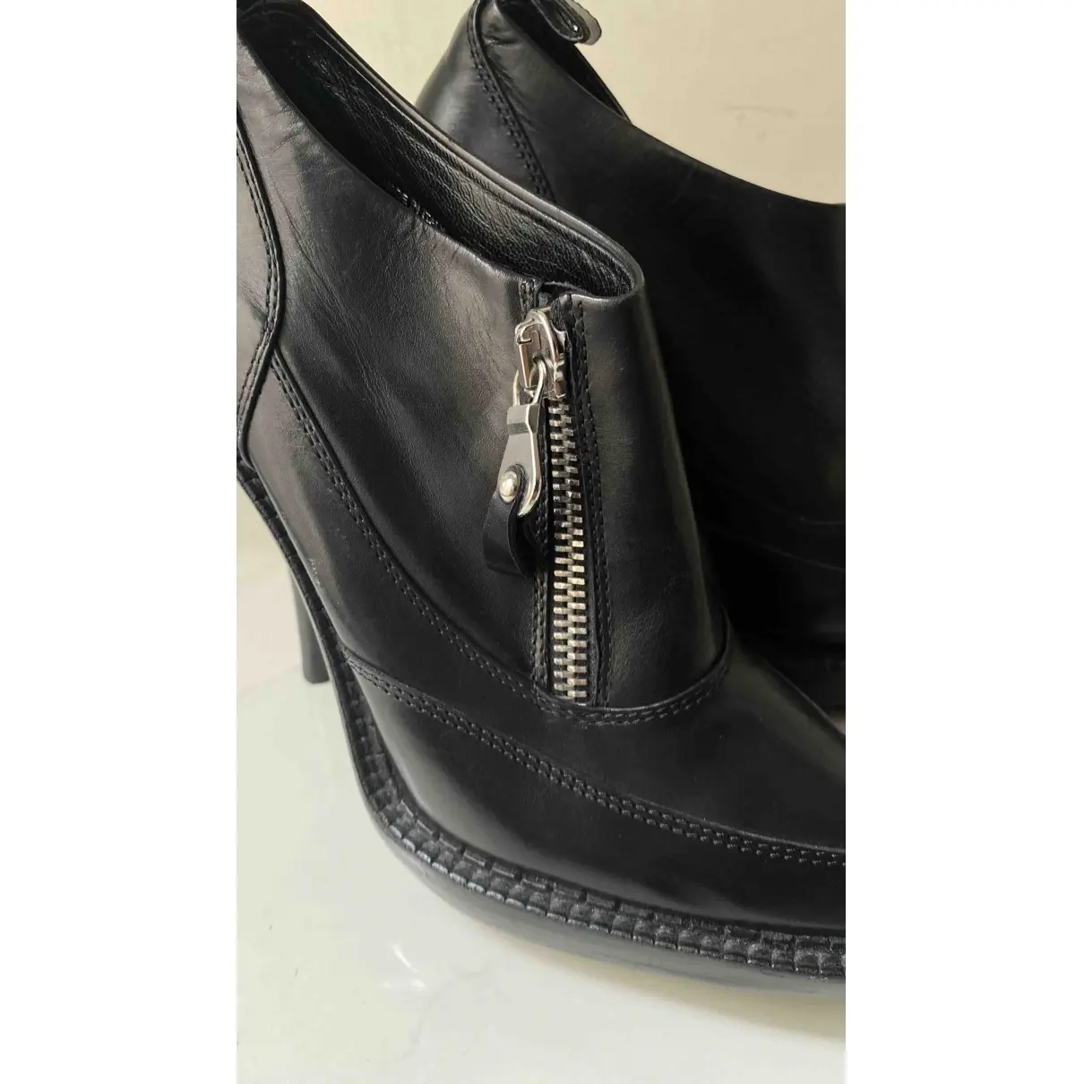 Leather heels Phi