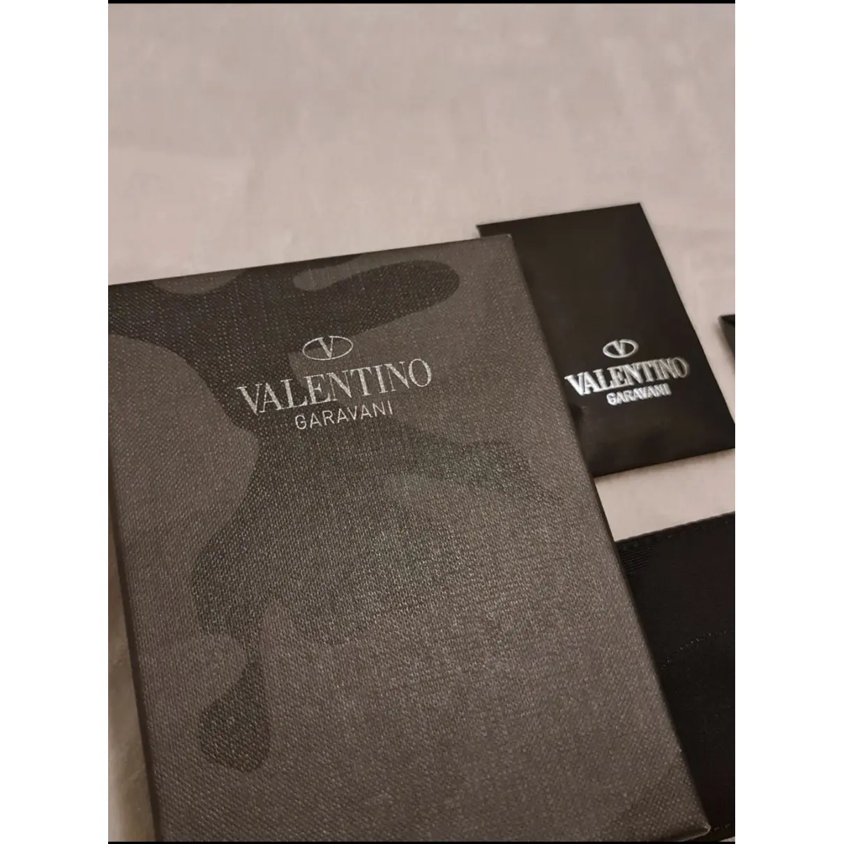 Buy Valentino Garavani Rockstud leather card wallet online
