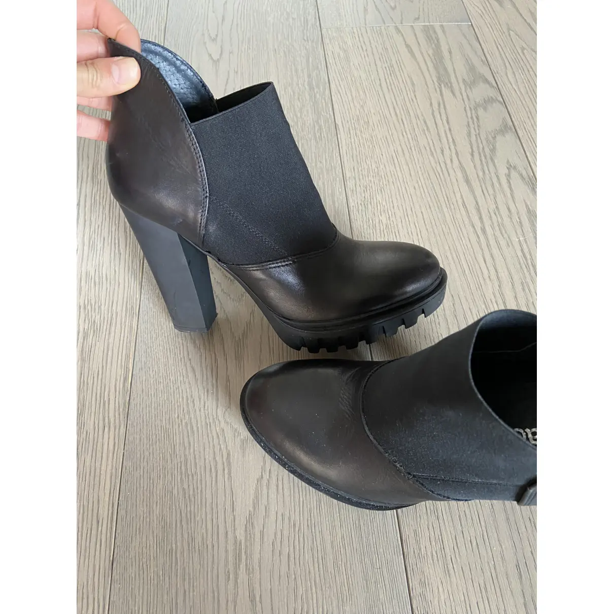 Leather ankle boots Unlace