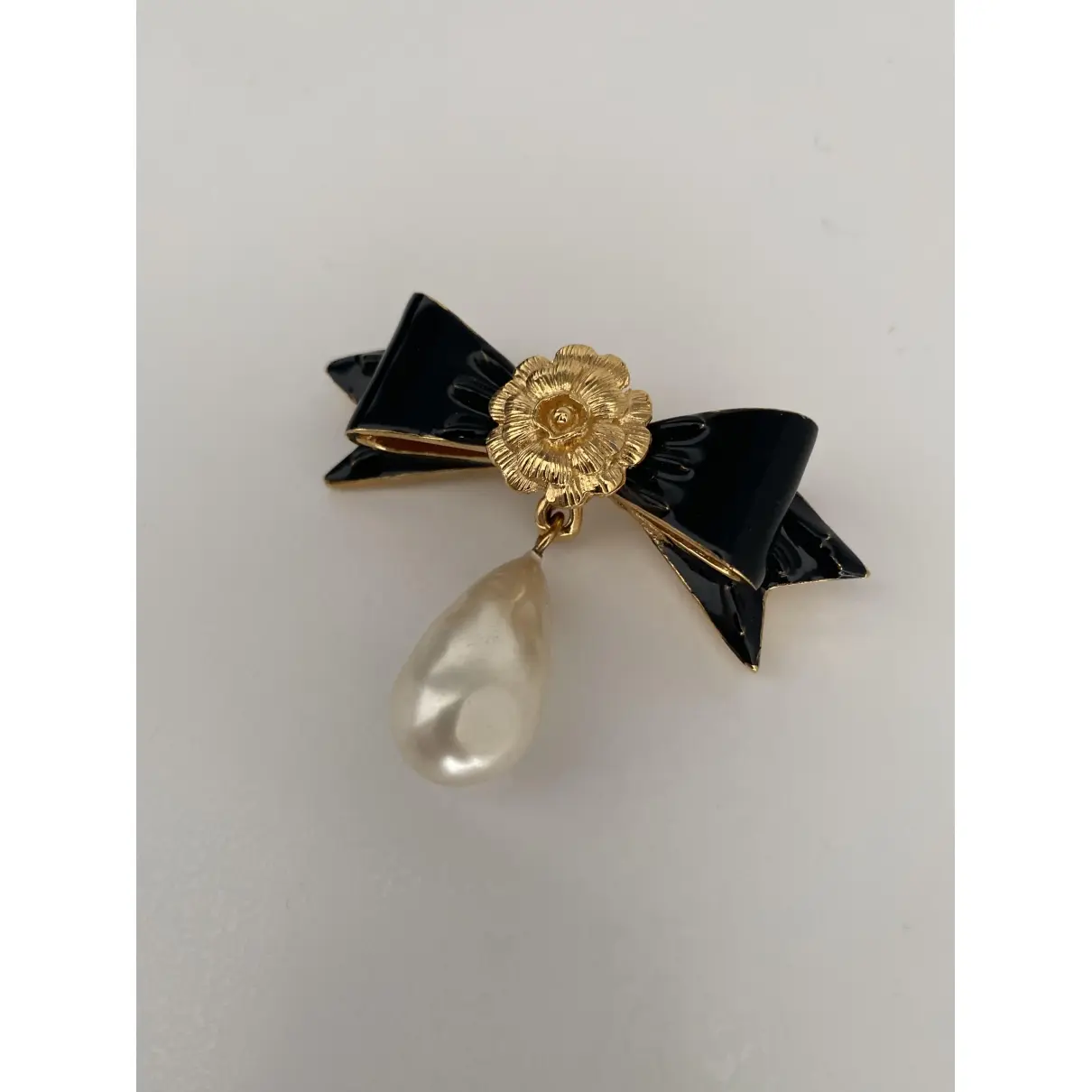 Buy Chanel Pin & brooche online - Vintage