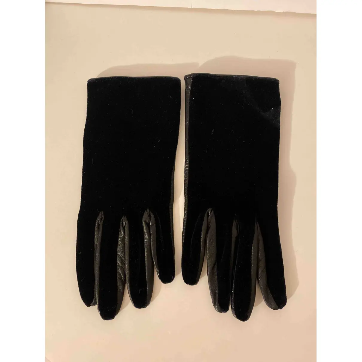 Buy Yves Saint Laurent Velvet gloves online - Vintage