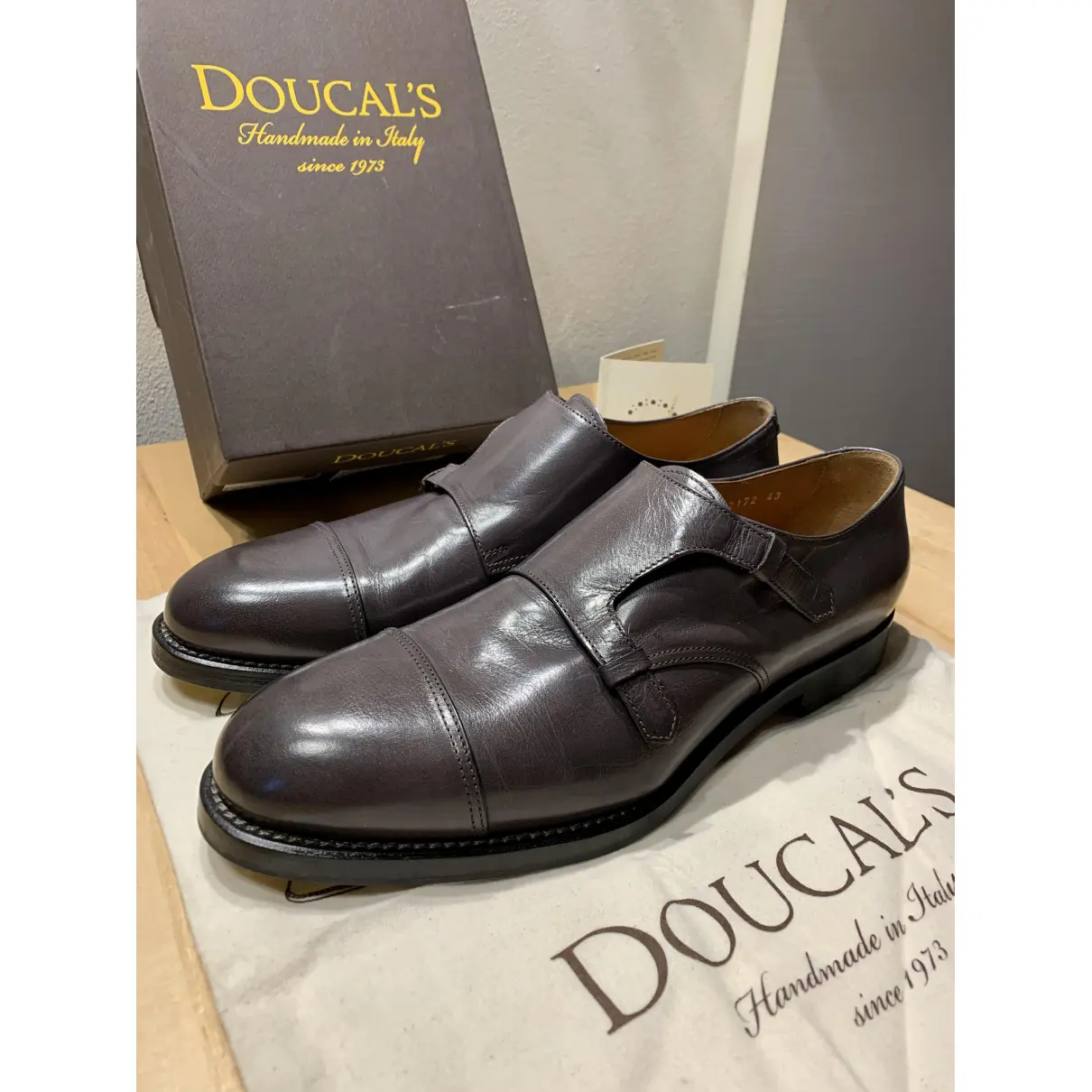 Buy Doucal's Leather flats online