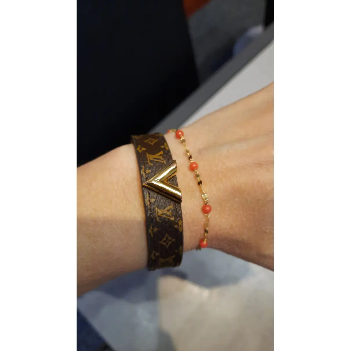 Essential V leather bracelet Louis Vuitton