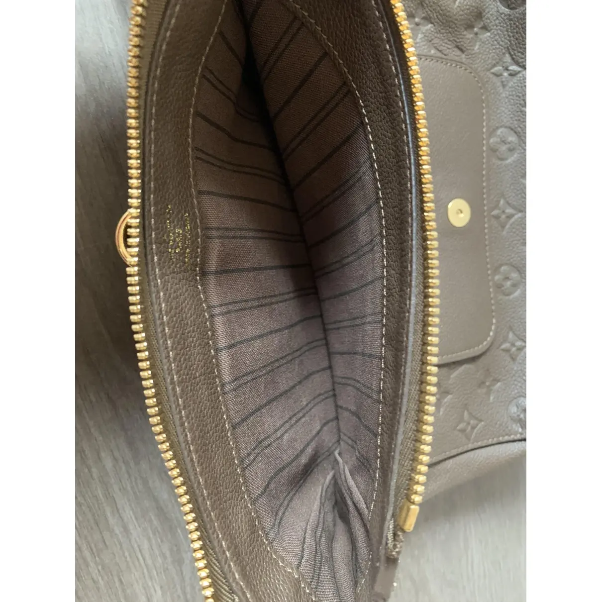 Pétillante leather clutch bag Louis Vuitton