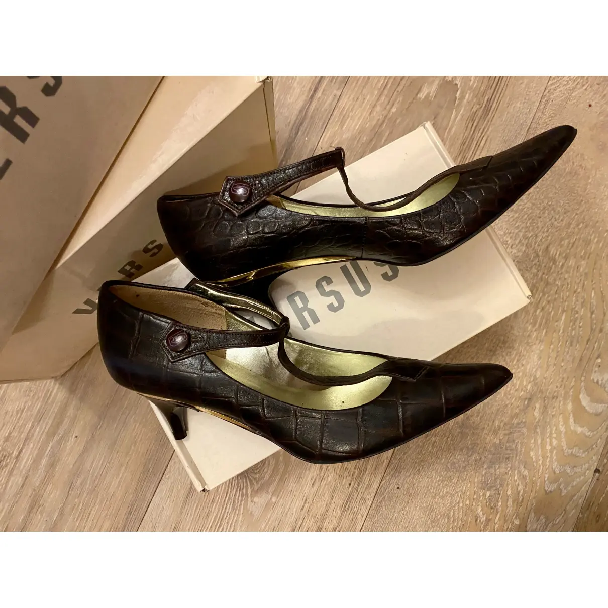 Buy Versus Leather heels online