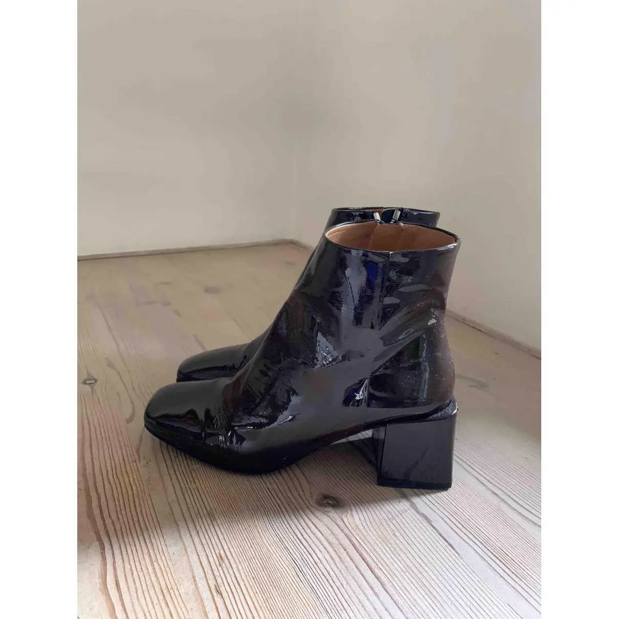 Buy Loq Patent leather ankle boots online