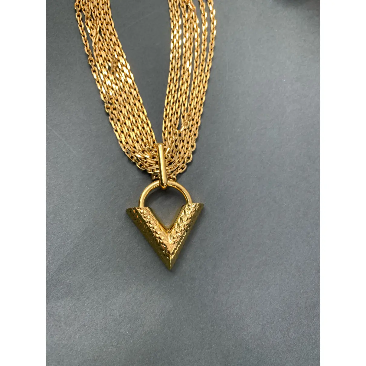 Buy Louis Vuitton Essential V necklace online