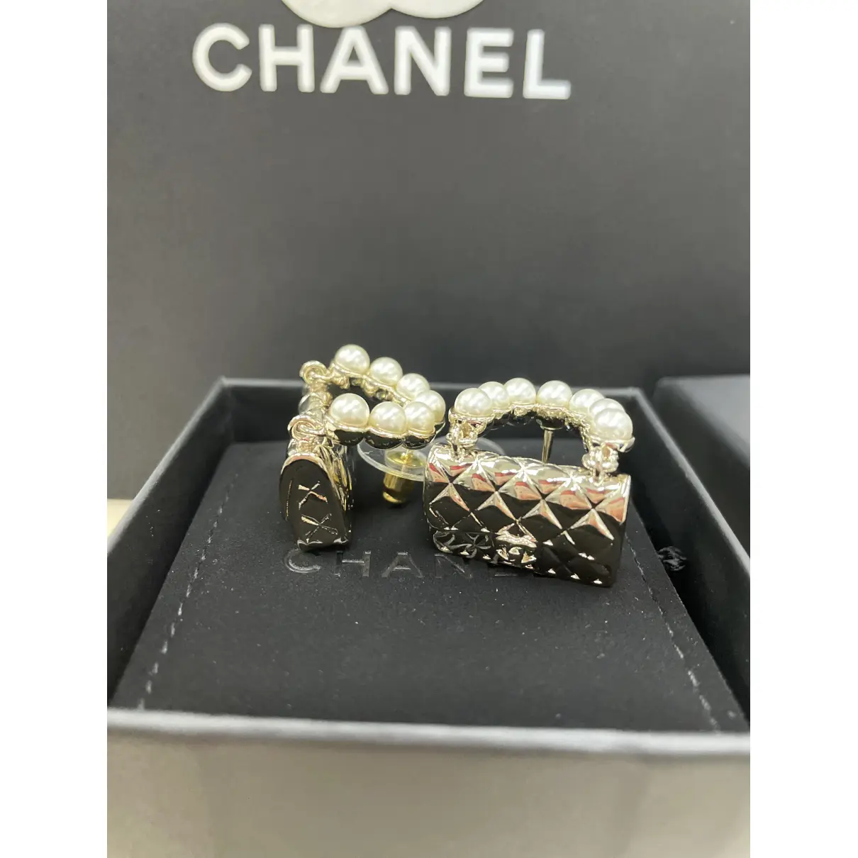 Matelassé earrings Chanel