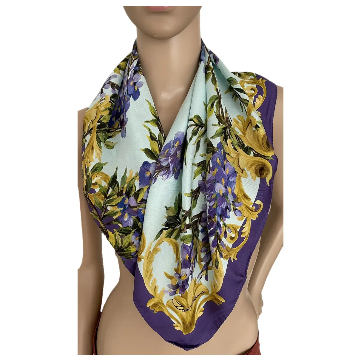 https://images.vestiairecollective.com/images/resized/w=1246,q=75,f=auto,/produit/multicolour-silk-dolce-gabbana-scarf-41972907-1_4.jpg