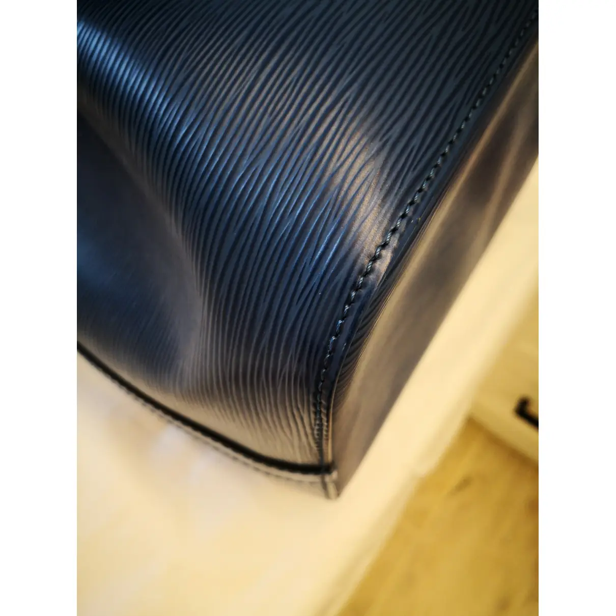 Buy Louis Vuitton NéoNoé leather handbag online - Vintage