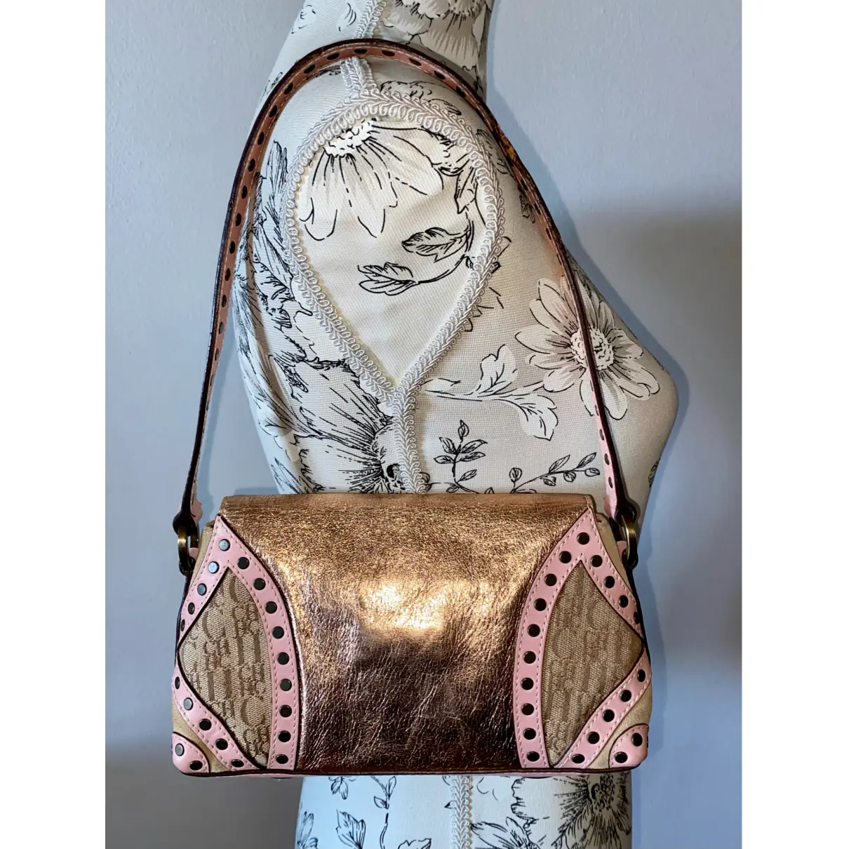 Buy Carolina Herrera Leather handbag online - Vintage